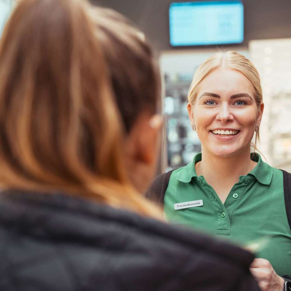 Farmakonom og kunde på apotek