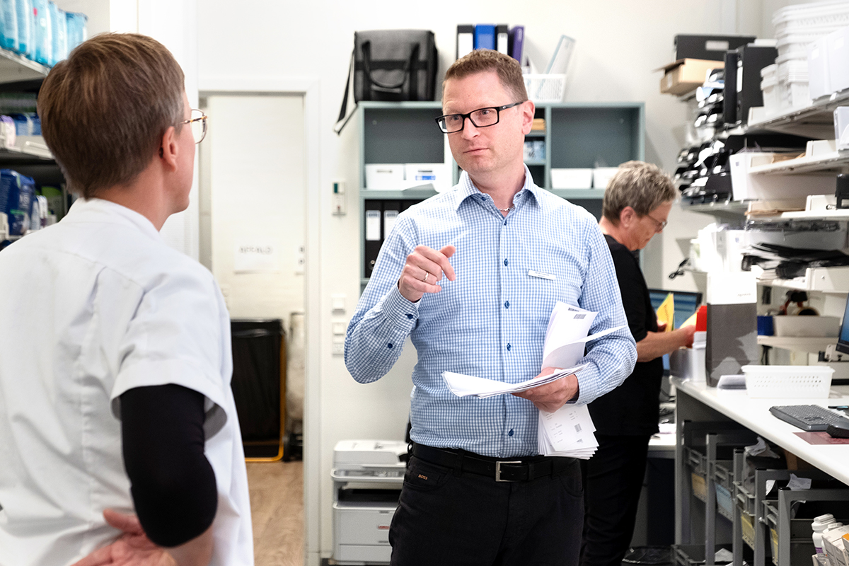 Apoteker og ansat i baglokalet af apotek