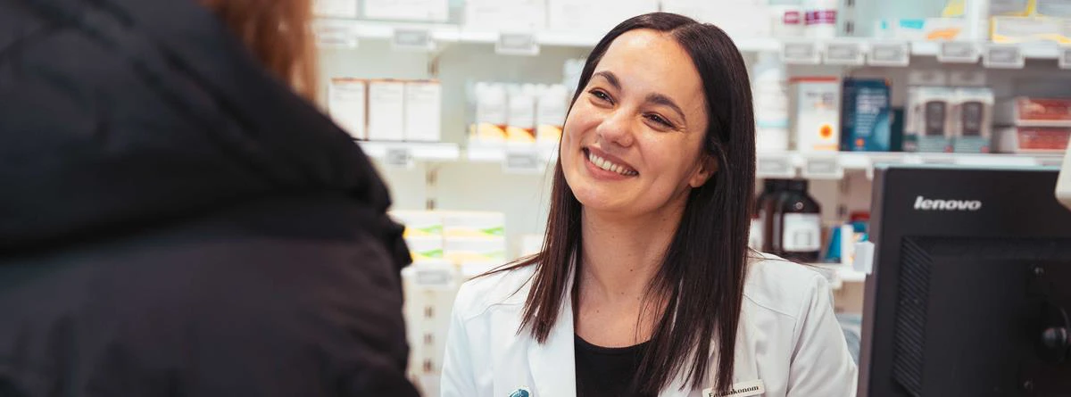 Farmakonom taler med kunde