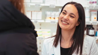 Farmakonom taler med kunde