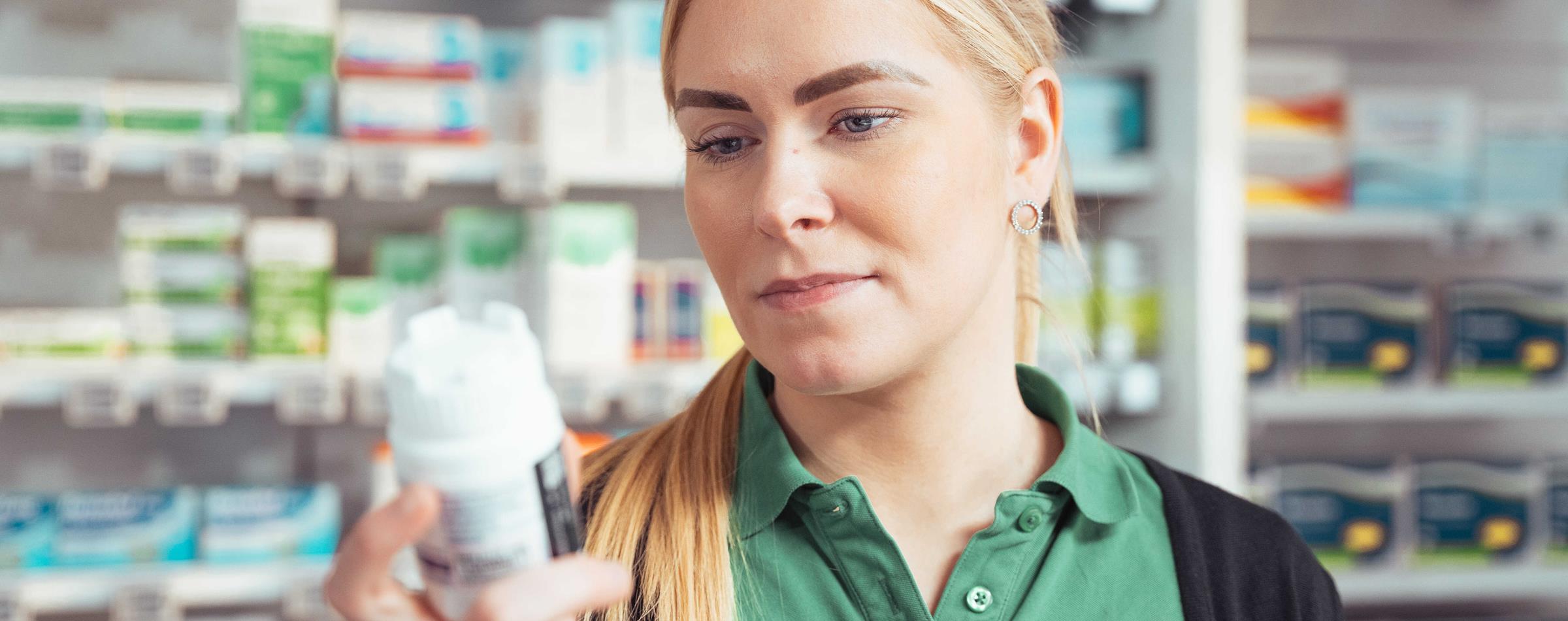 Farmakonom kigger på pilleglas