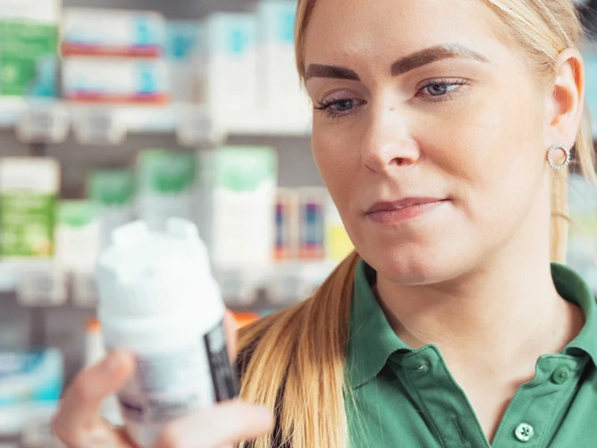 Farmakonom kigger på pilleglas