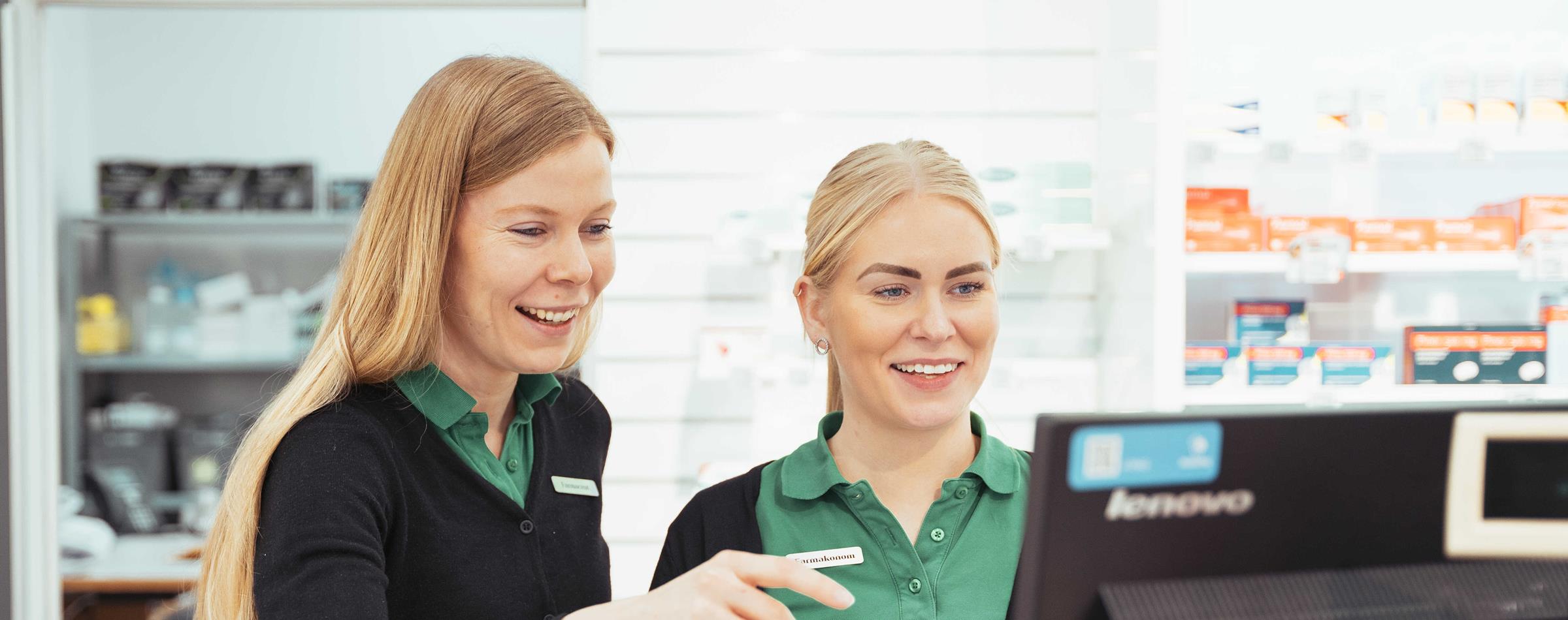 Farmaceut og farmakonom i skranken