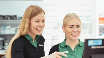 Farmaceut og farmakonom i skranken